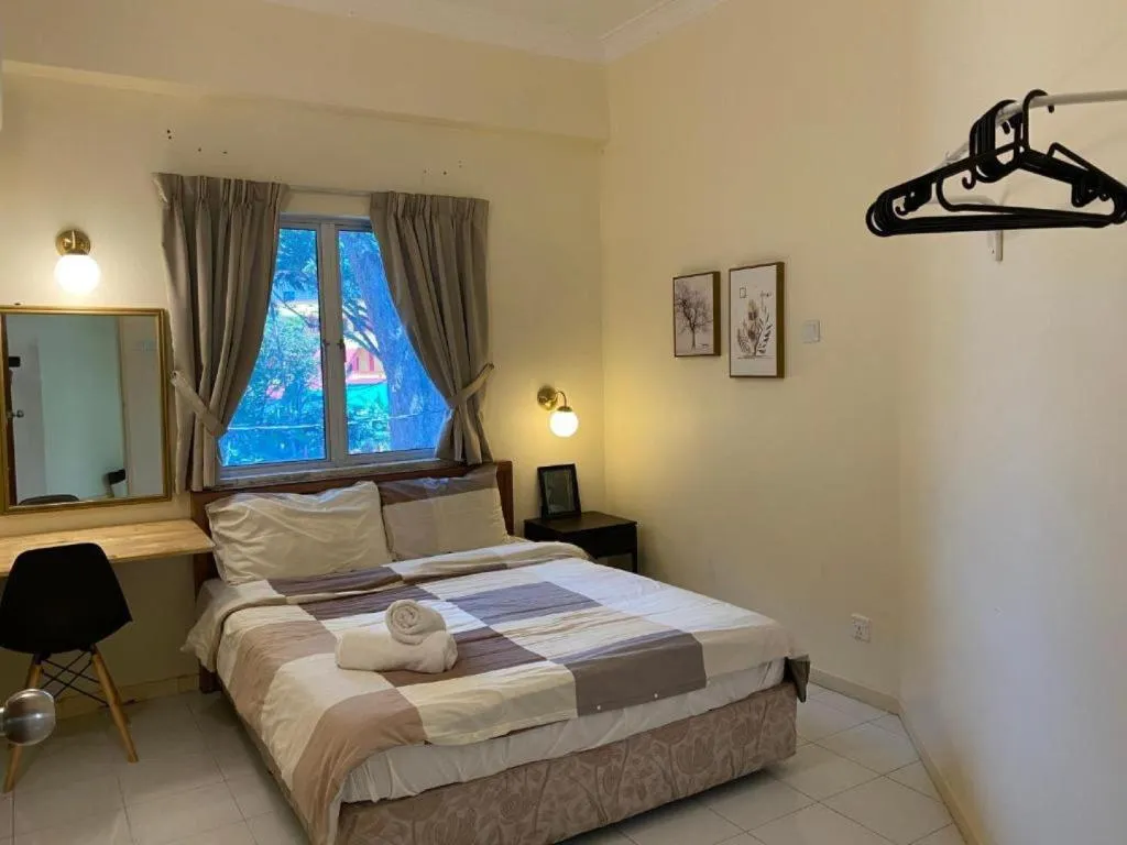 Queen bedroom with dressing table and window view