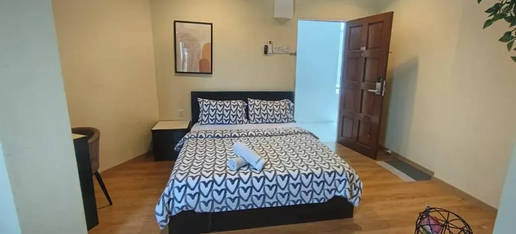 Studio with double bed, desk and entrance door