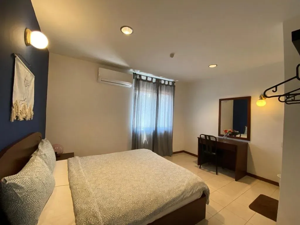Queen bedroom with dressing table