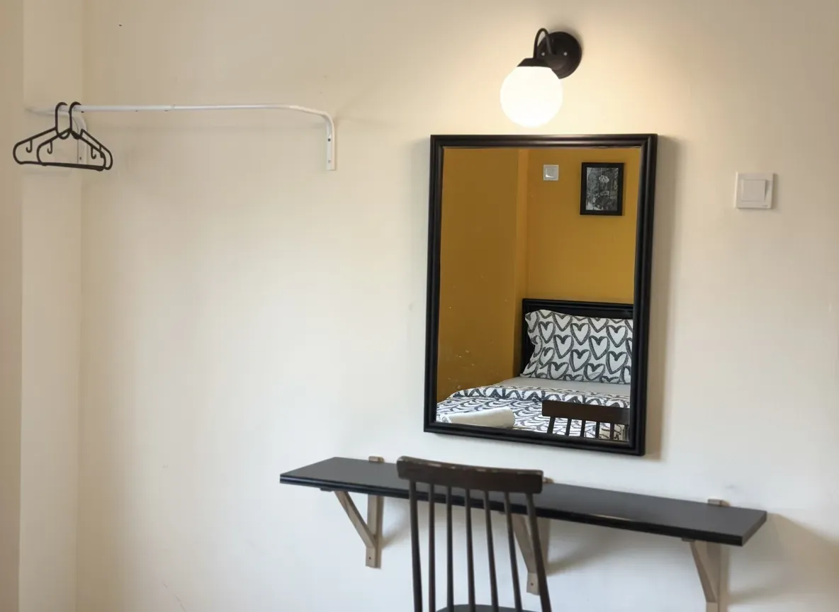 Mirror and desk in the bedroom